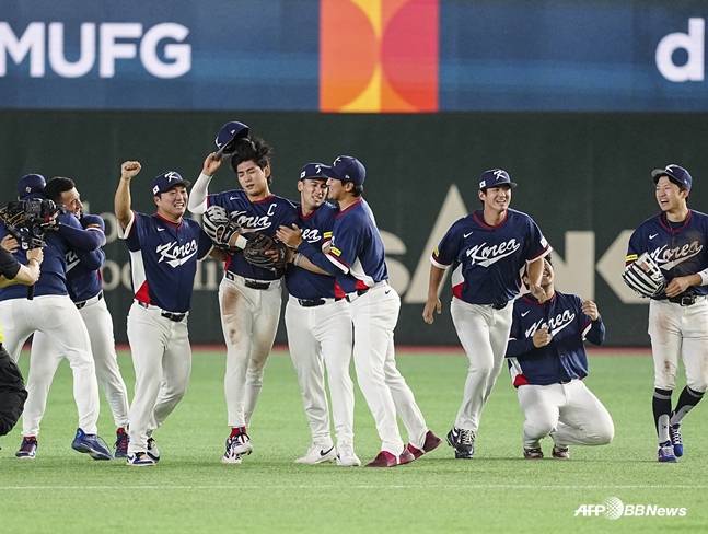 이정후에게 달려간 선수단. /AFPBBNews=뉴스1