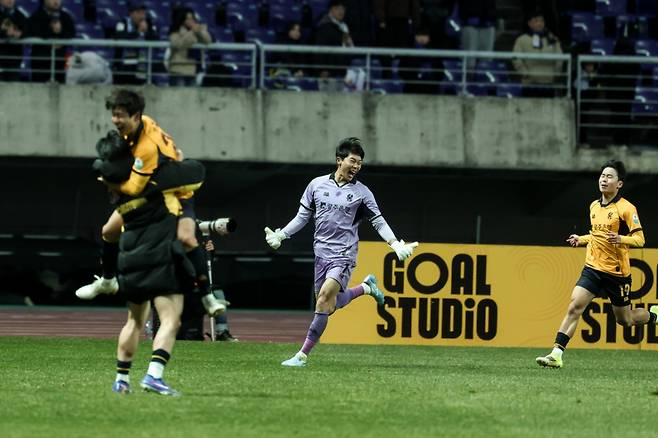 인천 유나이티드와 경기 막바지 페널티킥을 막아낸 뒤 환호하는 김경민(가운데). /사진=광주FC 제공