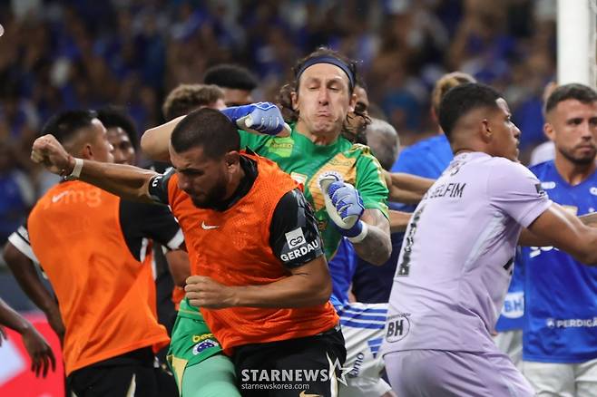 아틀레티쿠 미네이루와 크루제이루의 결승전 난투극을 벌이는 선수들. /로이터=뉴스1