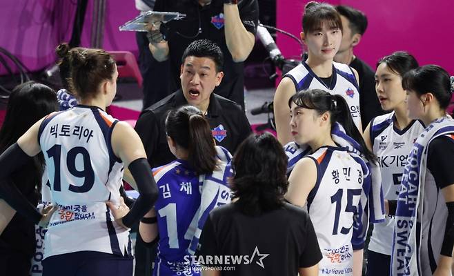 2025-2026V리그 여자부 흥국생명 대 IBK기업은행 경기가 10일 인천 삼산월드체육관에서 열렸다.  IBK기업은행 여오현 감독이 작전 지시를 하고 있다. /사진=김진경 대기자