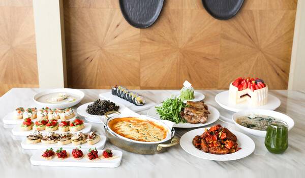 대구 메리어트 호텔은 2026 봄 시즌 시그니처 뷔페(5월 31일까지)를 통해 뭉티기, 한재 미나리 등 대구, 경북의 로컬 미식을 현대적으로 재해석한다 / 출처 :&nbsp;대구 메리어트 호텔