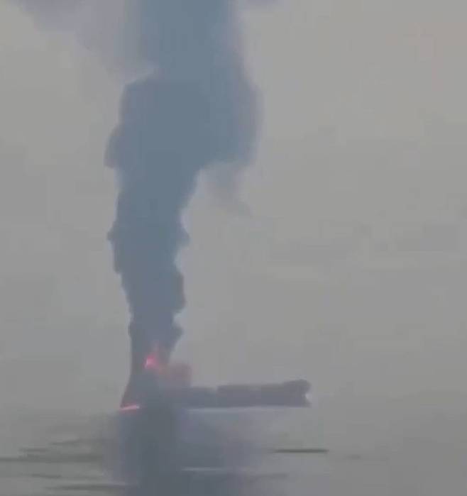 호르무즈 해협을 통과하려던 팔라우 선적 유조선이 공격을 받고 검은 연기를 내뿜으며 침몰하고 있다. 모하마드 마란디 이란 테헤란대 교수 X(옛 트위터) 계정 캡처