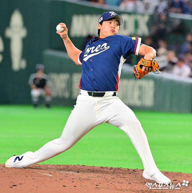 7일 오후 일본 도쿄돔에서 열린 2026 월드베이스볼클래식(WBC) C조 한국과 일본의 경기, 3회말 2사 한국 조병현이 공을 힘차게 던지고 있다. 도쿄, 김한준 기자