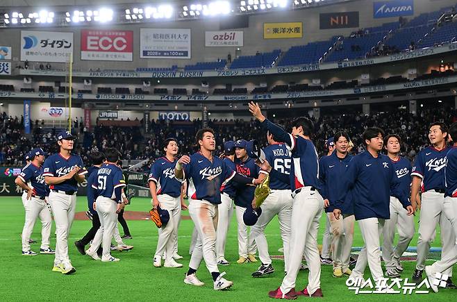 9일 오후 일본 도쿄돔에서 열린 2026 월드베이스볼클래식(WBC) C조 한국과 호주의 경기, 한국이 호주에 7:2로 승리하며 17년 만에 대회 2라운드 진출에 성공했다.  한국 선수들이 기뻐하고 있다. 도쿄, 김한준 기자