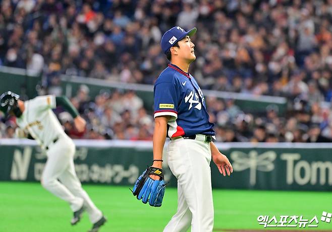 9일 오후 일본 도쿄돔에서 열린 2026 월드베이스볼클래식(WBC) C조 한국과 호주의 경기, 1회말 1사 한국 손주영이 호주 화이트필드에게 볼넷을 허용한 후 아쉬워하고 있다. 도쿄, 김한준 기자