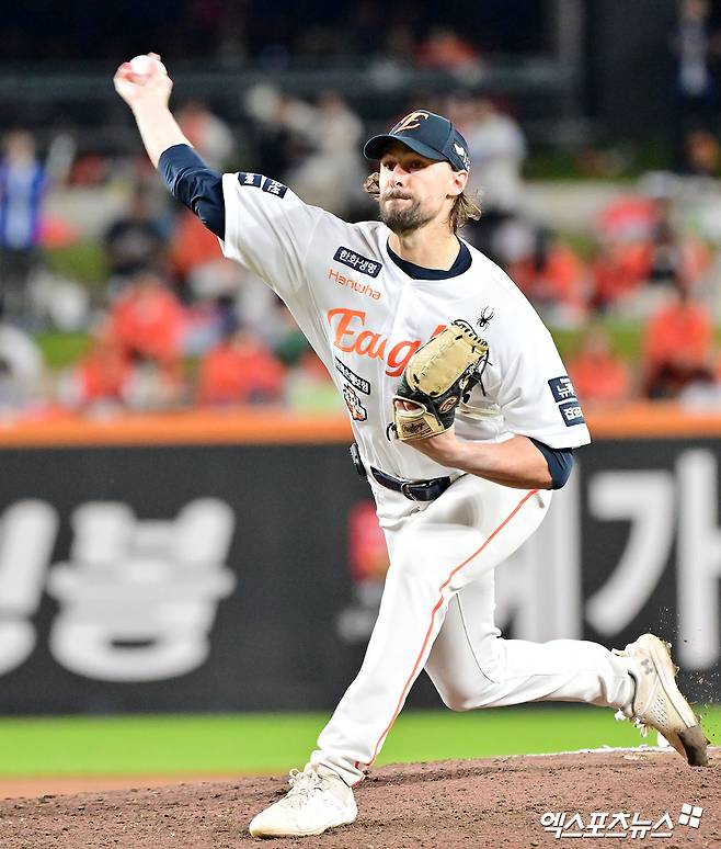 24일 오후 대전 한화생명 볼파크에서 열린 '2025 신한 SOL Bank KBO 포스트시즌' 삼성 라이온즈와 한화 이글스의 플레이오프 5차전 경기, 6회초 한화 와이스가 공을 힘차게 던지고 있다. 엑스포츠뉴스 DB
