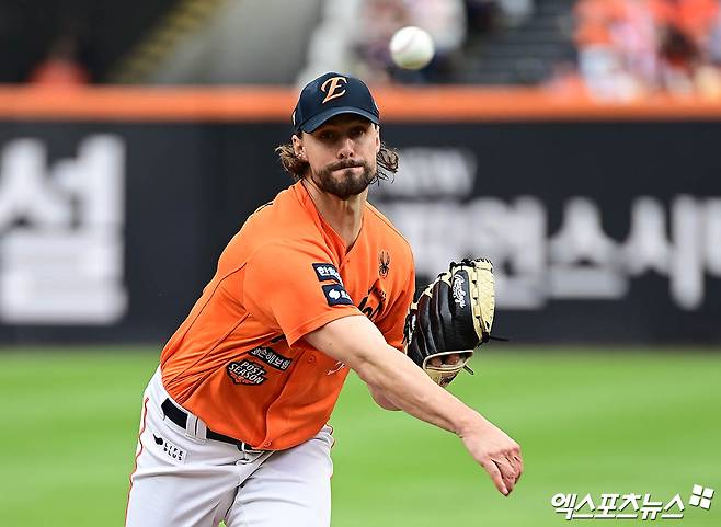 19일 오후 대전한화생명볼파크에서 열린 '2025 신한 SOL Bank KBO 포스트시즌' 삼성 라이온즈와 한화 이글스의 플레이오프 2차전 경기, 1회초 한화 선발투수 와이스가 역투하고 있다. 엑스포츠뉴스 DB