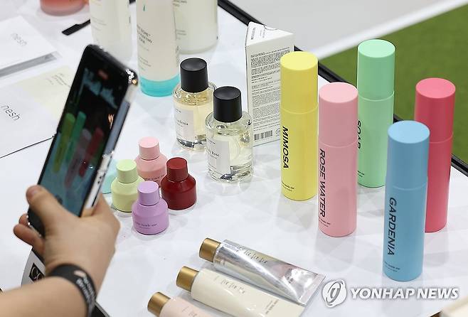 알록달록 화장품 (서울=연합뉴스) 김성민 기자 = 13일 서울 강서구 코엑스 마곡에서 열린 '서울 인디 뷰티 쇼'에서 관람객들이 화장품을 둘러보고 있다. 2025.3.13 ksm7976@yna.co.kr