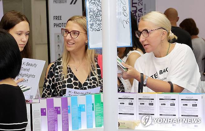 외국인들, k-뷰티에 관심 (고양=연합뉴스) 김병만 기자 = 11일 경기도 고양시 킨텍스 제2전시장에서 열린 '2025 K-뷰티 엑스포 코리아'에서 외국인 관람객들이 뷰티용품들을 살펴보고 있다. 2025.9.11 kimb01@yna.co.kr