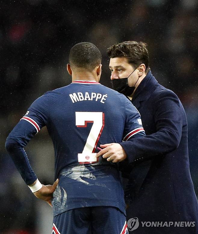 PSG 사령탑 당시 킬리안 음바페와 이야기를 나누는 마우리시오 포체티노 감독 [EPA=연합뉴스 자료사진]