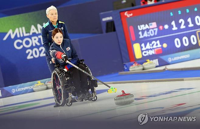 백혜진의 집중력 (코르티나담페초=연합뉴스) 한종찬 기자 = 9일(현지시간) 이탈리아 코르티나 컬링 올림픽 스타디움에서 열린  2026 밀라노·코르티나담페초 동계 패럴림픽 휠체어컬링 믹스더블 예선 대한민국 대 에스토니아의 경기. 백혜진이 스톤을 밀고 있다. 2026.3.10 saba@yna.co.kr