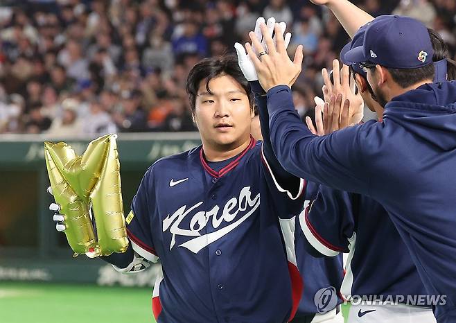 문보경 '또 홈런!' (도쿄=연합뉴스) 임화영 기자 = 9일 일본 도쿄돔에서 열린 2026 월드베이스볼클래식(WBC) C조 조별리그 최종전 대한민국과 호주의 경기.
2회초 무사 1루 한국 문보경이 2점 홈런을 친 뒤 동료들과 자축하고 있다. 2026.3.9 hwayoung7@yna.co.kr