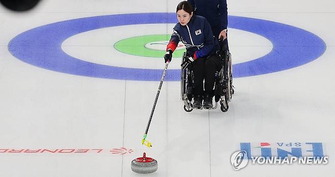 백혜진의 집중력 (코르티나담페초=연합뉴스) 한종찬 기자 = 9일(현지시간) 이탈리아 코르티나 컬링 올림픽 스타디움에서 열린 2026 밀라노·코르티나담페초 동계 패럴림픽 휠체어컬링 믹스더블 예선 대한민국 대 에스토니아의 경기. 백혜진이 스톤을 밀고 있다. 2026.3.10 saba@yna.co.kr