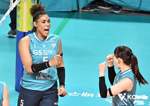 득점 후 기뻐하는 GS칼텍스의 실바(왼쪽) [한국배구연맹 제공. 재판매 및 DB 금지]