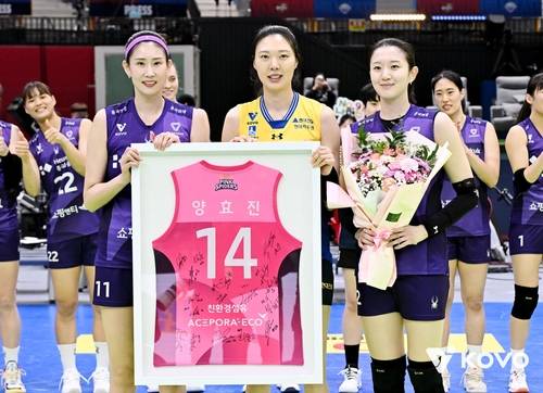 14번 유니폼을 선물 받은 양효진(중앙)과 흥국생명의 김수진(왼쪽), 이다현(오른쪽). [한국배구연맹 제공. 재판매 및 DB 금지]