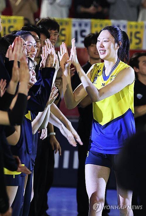 여자 프로배구 양효진 은퇴 (수원=연합뉴스) 홍기원 기자 = 여자 프로배구 현대건설의 양효진이 8일 경기도 수원체육관에서 열린 은퇴식에서 참석자들과 하이파이브를 하고 있다. 2026.3.8  xanadu@yna.co.kr