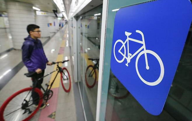 자전거 가지고 지하철 탑승하는 시민 [연합뉴스 자료사진]