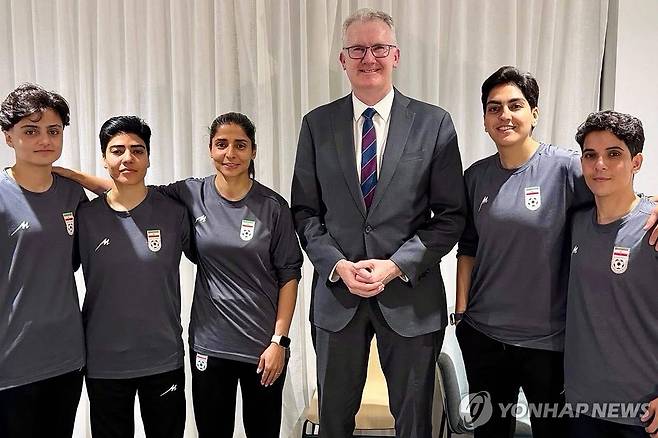 호주, 이란 여자축구대표팀 선수 망명 허용 10일(현지시간) 토니 버크 호주 내무부 장관(오른쪽에서 3번째)이 호주에 망명을 신청한 이란 여자축구대표팀 선수 5명과 함께 찍은 사진.
[호주 내무부 제공. 재판매 및 DB 금지]