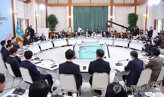 '상생을 실천하는 기업인과의 대화' (서울=연합뉴스) 김도훈 기자 = 10일 청와대에서 이재명 대통령과 기업인 등이 참석한 가운데 '상생을 실천하는 기업인과의 대화'가 진행되고 있다. 2026.3.10 [청와대통신사진기자단] superdoo82@yna.co.kr