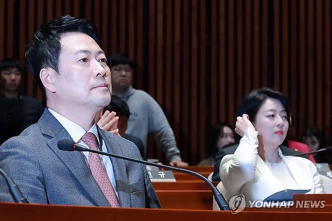 의원총회 참석한 국민의힘 장동혁 대표와 배현진 의원 (서울=연합뉴스) 신현우 기자 = 국민의힘 장동혁 대표가 9일 국회에서 열린 의원총회에 참석해 송언석 원내대표 발언을 듣고 있다. 장 대표 오른쪽은 서울시당위원장인 배현진 의원. 2026.3.9 nowwego@yna.co.kr