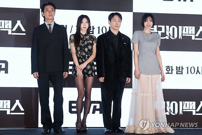 드라마 '클라이맥스' 제작발표회 (서울=연합뉴스) 강민지 기자 = 10일 서울 구로구 더세인트에서 열린 ENA 드라마 '클라이맥스' 제작발표회에서 배우들이 포즈를 취하고 있다. 왼쪽부터 주지훈, 하지원, 오정세, 나나. 2026.3.10 mjkang@yna.co.kr