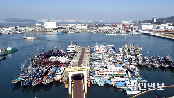 연안부두에 정박된 어선들. 2026.3.10/김용국기자yong@kyeongin.com