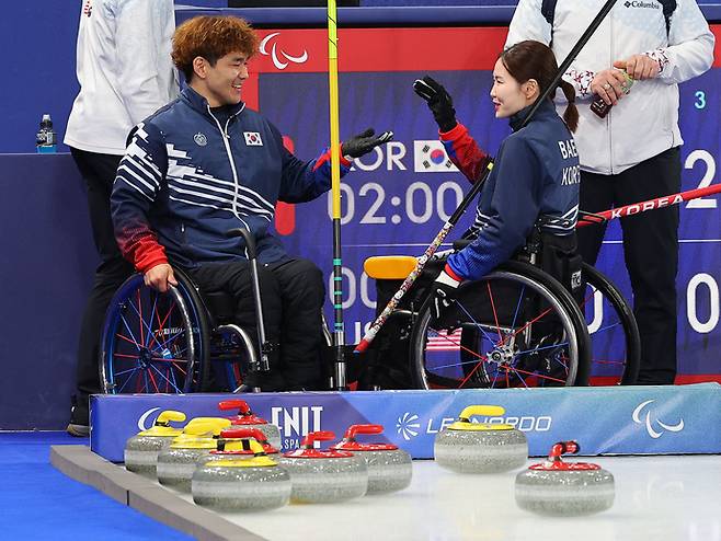 10일(현지시간) 이탈리아 코르티나 컬링 올림픽 스타디움에서 열린 2026 밀라노·코르티나담페초 동계 패럴림픽 휠체어컬링 믹스더블 준결승 대한민국 대 미국의 경기. 승리를 거둔 대한민국의 이용석과 백혜진이 하이파이브를 하고 있다. 연합