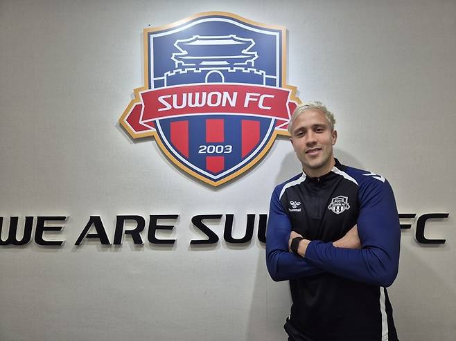 11일 수원종합운동장 수원FC 사무국 미팅룸서 수원FC 프리조가 출입기자단과의 인터뷰 이후 기념사진을 찍고 있다. 이건우기자