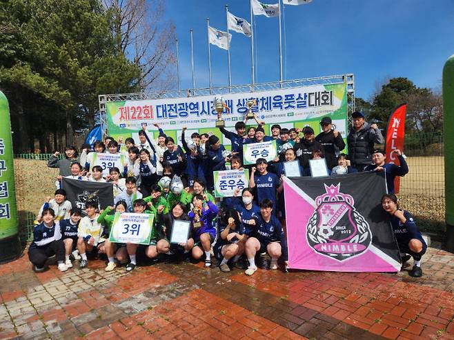 대전시장배 생활체육 풋살대회에 참가한 선수들이 3월 8일 지수체육공원 풋살장에서 기념 촬영을 하고 있다.(사진=대전시풋살연맹 제공)