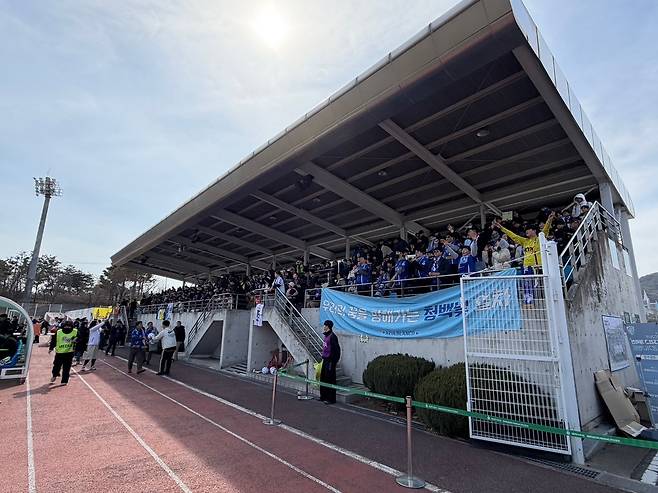 8일 대전코레일FC의 2026시즌 첫 경기를 응원하러 온 팬들. 사진=정현태 기자.