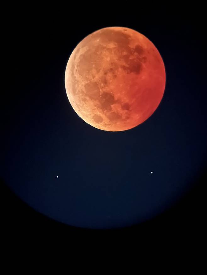 순천만천문대에서 바라본 개기월식 모습.