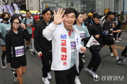 ◇1일 춘천시 강원일보사 앞에서 열린 3·1절기념 제27회 강원특별자치도민 건강달리기대회에 참가한 유대균 6·3지방선거 도교육감 예비후보가 시민들과 함께 달리고 있다. 박승선기자