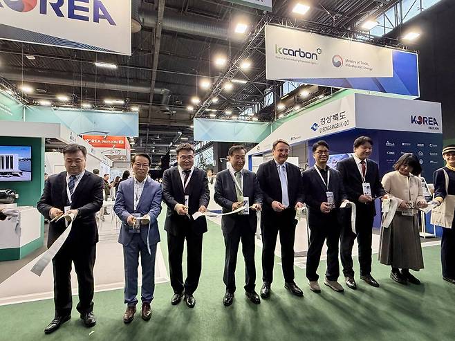 ‘2026 제이이씨 월드(JEC World)’ 경북 공동관 개관식에서 관계자들이 리본 커팅을 하고 있다. /경북도 제공