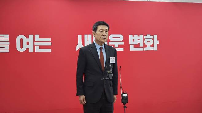 경북도지사 공천 면접 심사를 마친 이강덕 예비후보가 마이크 앞에 서서 취재진에게 면접 소회를 밝히고 있다.