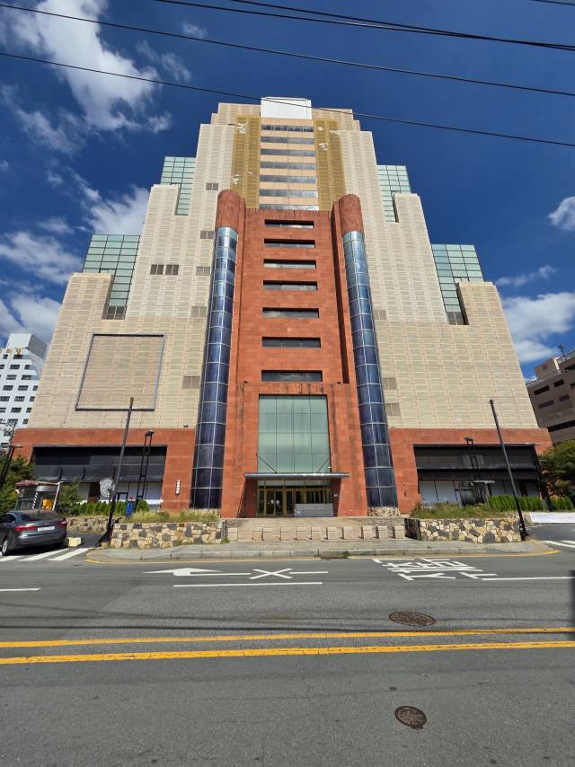 문을 닫은 롯데백화점 마산점 정문 앞 도로에 행인 한 명 없는 모습. 강대한 기자