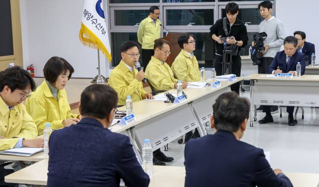 11일 오후 부산 동구 해양수산부 별관 대회의실에서 '중동 상황 관련 선원 안전 확보를 위한 노·사·정 간담회'가 열려 김성범 해양수산부 장관 직무대행이 모두발언을 하고 있다. 김종진 기자 kjj1761@