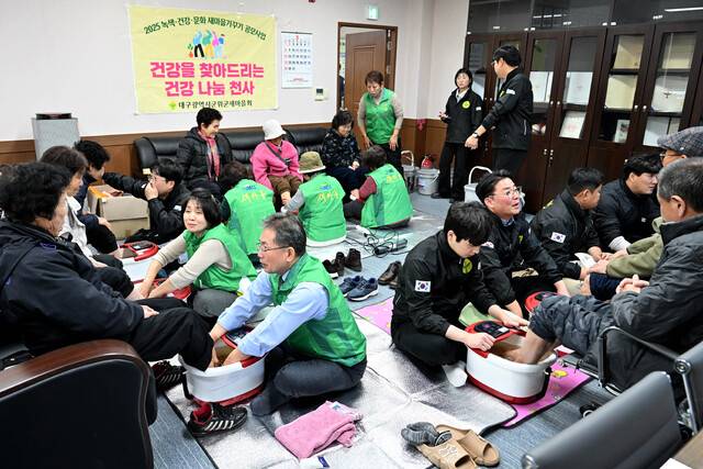 대구 군위군새마을회 산하 직장공장새마을운동군위군협의회는 지난 9일 어르신을 대상으로 '찾아가는 족욕 봉사' 활동을 펼쳤다. 특히 김진열 군수 부부가 족욕봉사에 참여해 의미를 더했다. 군위군 제공
