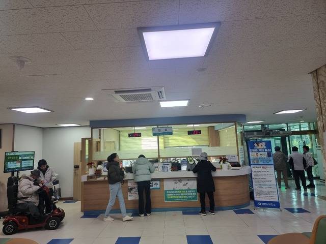 시민들이 진료를 받기 위해 보건소에서 접수를 하고 있다. 박웅호 기자