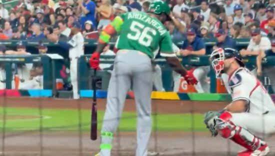 아로자레나의 악수를 무시하는 랄리(사진=X 화면 갈무리)