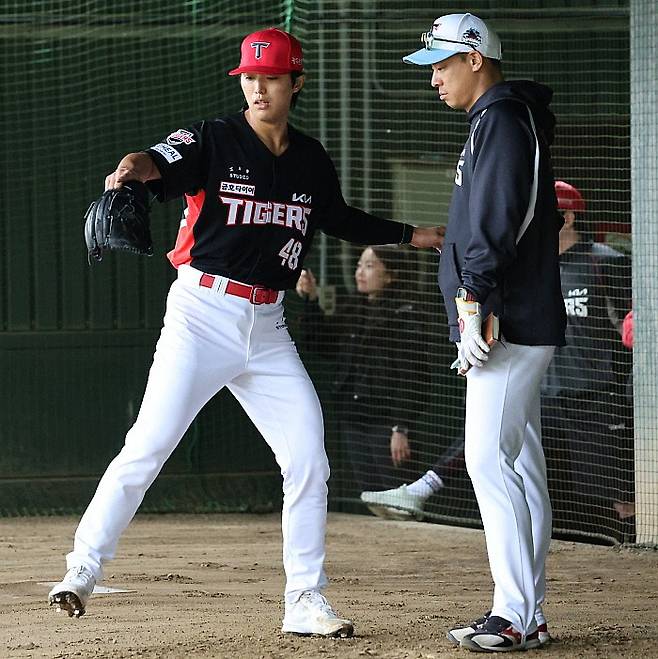 이동걸 투수코치가 이의리의 투구를 피드백하고 있다. KIA구단 제공