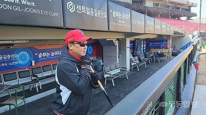 11일 선수들의 훈련을 지켜보고 있는 이범호 감독.