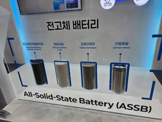 에코프로비엠 전고체 배터리 소재 전시. / 사진=김재훈 기자