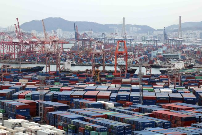 6일 부산 남구 신선대(사진 아래) 및 감만(위) 부두 야적장에 수출입 컨테이너가 쌓여 있다.(뉴시스)