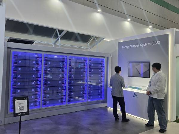 SK온 부스에 전시된 전기화학 임피던스분광법(EIS) 기반 예방·진단 시스템을 접목한 컨테이너형 ESS DC 블록./사진=미디어펜 김동하 기자