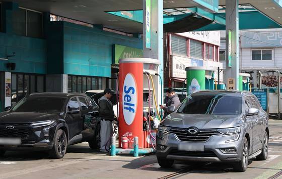 ▲서울 시내 주유소에서 차량에 주유하고 있는 시민들. 사진=연합뉴스