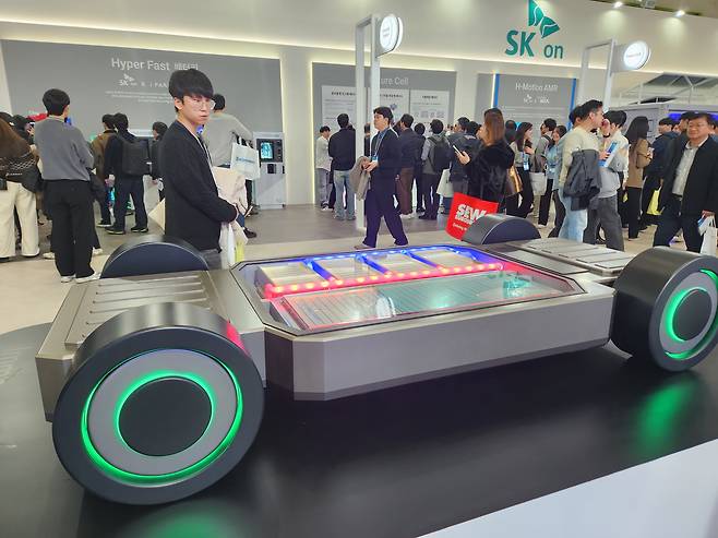 11일 서울 코엑스에서 열린 '인터배터리 2026'에서 SK온 부스 내 전시된 전기차용 액침 냉각 배터리 모형./사진=도다솔 기자