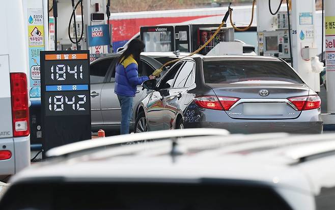 11일 오후 서울 서초구 경부고속도로 만남의광장 휴게소 내 주유소에서 운전자들이 주유를 하고 있다. 사진=뉴스1