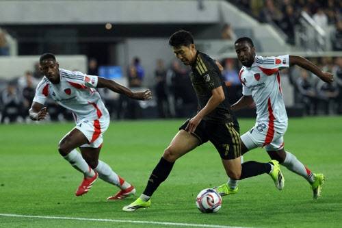 LAFC 손흥민이 상대 수비수 사이를 뚫고 드리블을 하고 있다. 사진=AFPBBNews