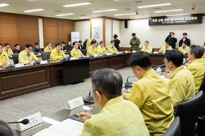 김성환 기후에너지환경부 장관이 11일 서울 영등포구 소재 한국전력 남서울본부에서 한국전력, 한국수력원자력, 한국가스공사 등 에너지 관련 산하 기관과 중동상황 관련 에너지안보 점검 회의를 주재하고 있다. (사진=기후부)