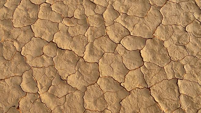 일부 여드름 약은 피부를 가뭄 든 땅처럼 건조하게 만든다. 여드름 치료 시 보습 관리도 중요하다｜출처: 클립아트코리아